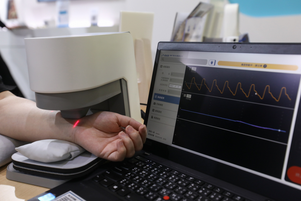 天游ty8耘康脈象檢測系統透過電腦精準控制升降系統，還原中醫師三指把脈過程的舉、按、尋手法，將脈象感受轉化成數據，未來可結合大數據分析，實現智慧醫療及準確性